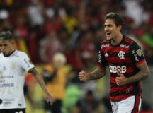 Flamengo volta a derrotar Corinthians e avança na Libertadores