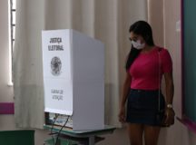 São Paulo - Eleitores votam no segundo turno das eleições para prefeito na Escola Municipal de Ensino Fundamental Celso Leite Ribeiro Filho, na Bela Vista.