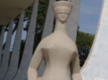 Estátua da justiça em frente ao Palácio do Supremo Tribunal Federal na Praça dos Três poderes em Brasília