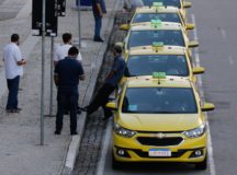 Rio de Janeiro - Circulação de táxis na região central do Rio. (Fernando Frazão/Agência Brasil)