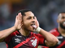 Athletico-PR vence Galo com gol no fim e se mantém no G4 do Brasileiro