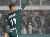 Com dois de Pedro Raul, Goiás vence e ultrapassa Santos no Brasileiro