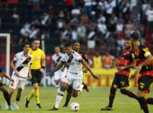 Lance da partida entre Vasco da Gama e Sport na Ilha do Retiro no Recife pelo Campeonato Brasileiro B em 16 de outubro de 2022. Foto: Daniel RAMALHO/VASCO