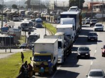 Caminhoneiros fazem paralização na BR 101, Niterói-Manilha, na altura de Itaboraí, no Rio de Janeiro.