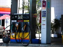 São Paulo - Posto de gasolina em Pinheiros.