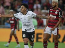 Corinthians derrota Flamengo no Maracanã e se garante na Libertadores