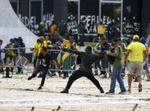 Manifestantes invadem Congresso, STF e Palácio do Planalto.