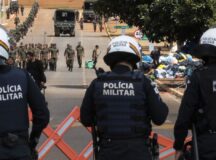 Polícia e Exército se concentram na frente do QG do Exército para desmobilizar acampamento