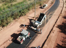 Prefeito de Valparaíso vistoria obras de asfalto no Pacaembu